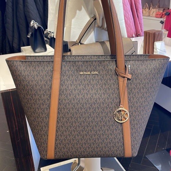 MICHAEL KORS
Pratt Large Signature Logo Tote Shoulder Bag
COLOR BROWN
NWT - Picture 14 of 16